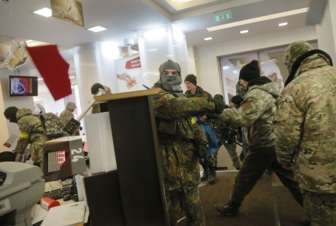 Ukrajina spomínala na Majdan, radikáli napadli ruské banky