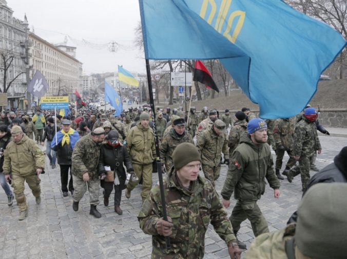 Ukrajina spomínala na Majdan, radikáli napadli ruské banky