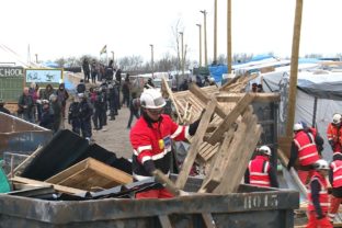 Úrady začali búrať tábor migrantov vo francúzskom Calais