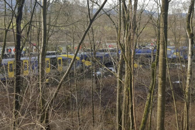 V Bavorsku sa zrazili vlaky, hlásia obete a zranených
