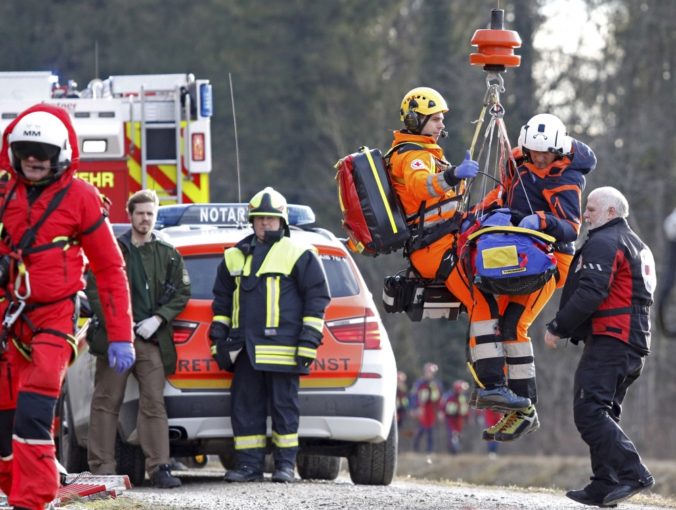 V Bavorsku sa zrazili vlaky, hlásia obete a zranených