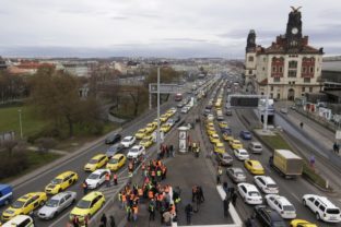 V Prahe protestujú taxikári, zablokovali magistrálu
