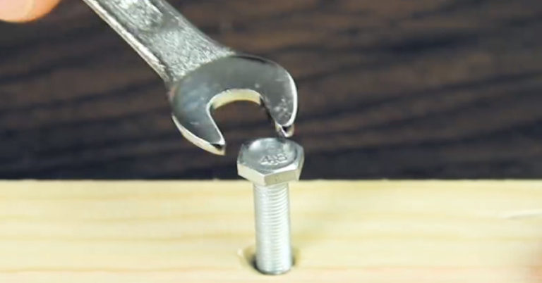 Video: Nemáte správnu veľkosť kľúča? Tu je geniálny trik!