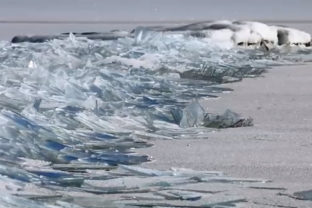 Video: Toto jazero vás uchváti svojou zamrznutou hladinou