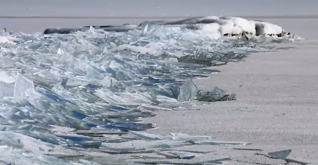 Video: Toto jazero vás uchváti svojou zamrznutou hladinou