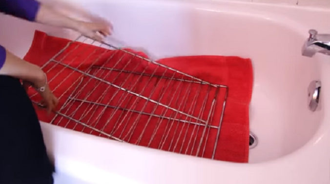 Video: Vyčistite rošty z rúry jednoducho a účinne!