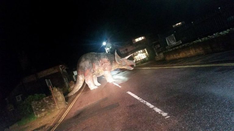 Vodiča v strede cesty prekvapil dinosaurus