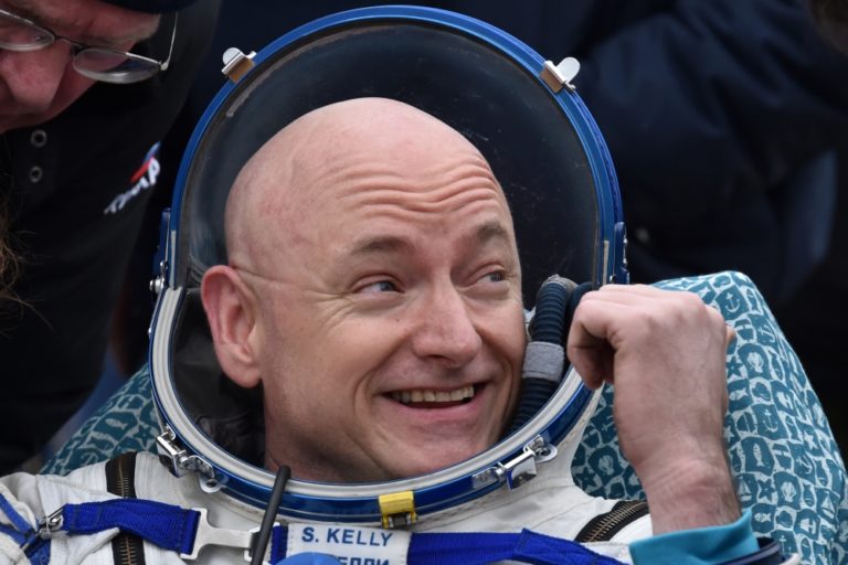 Astronauti Kelly a Kornijenko sa po 340 dňoch vrátili na Zem
