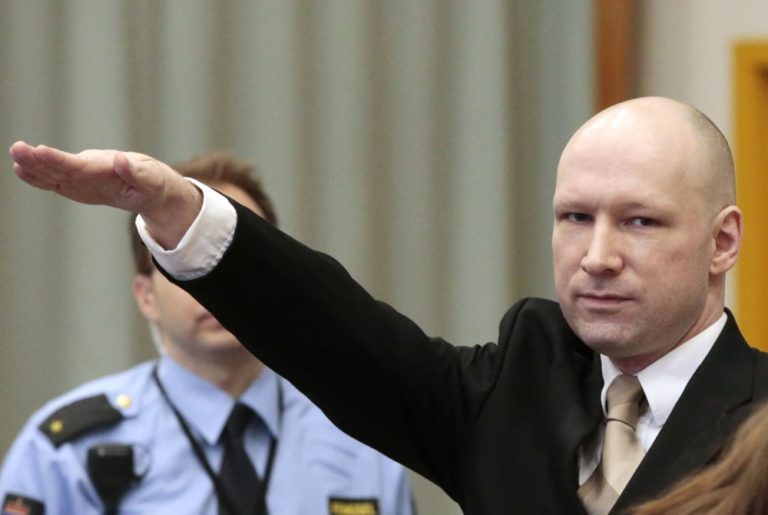 Breivik si na začiatku procesu zahajloval