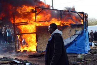Džunglu pri Calais zlikvidovali, modlitebne a školy ušetrili