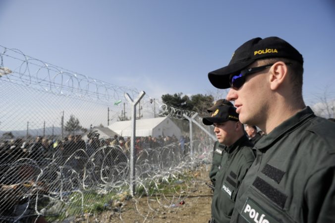 Fico s Kaliňákom si pozreli plot na hranici Grécka s Macedónskom