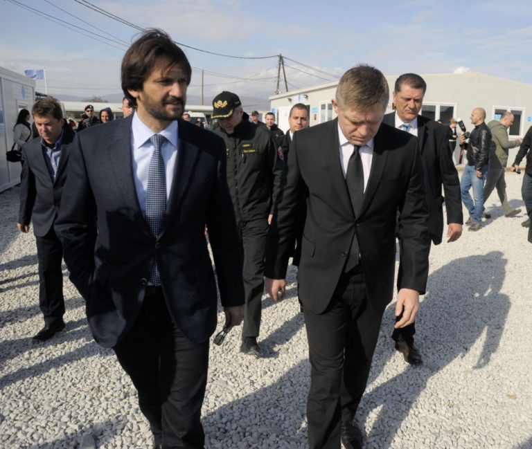 Fico s Kaliňákom si pozreli plot na hranici Grécka s Macedónskom