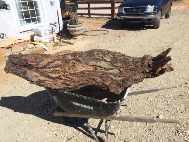 Muž z kusa dreva vyrobil skvelého pomocníka do kúpeľne