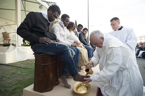 Pápež František umyl nohy utečencom