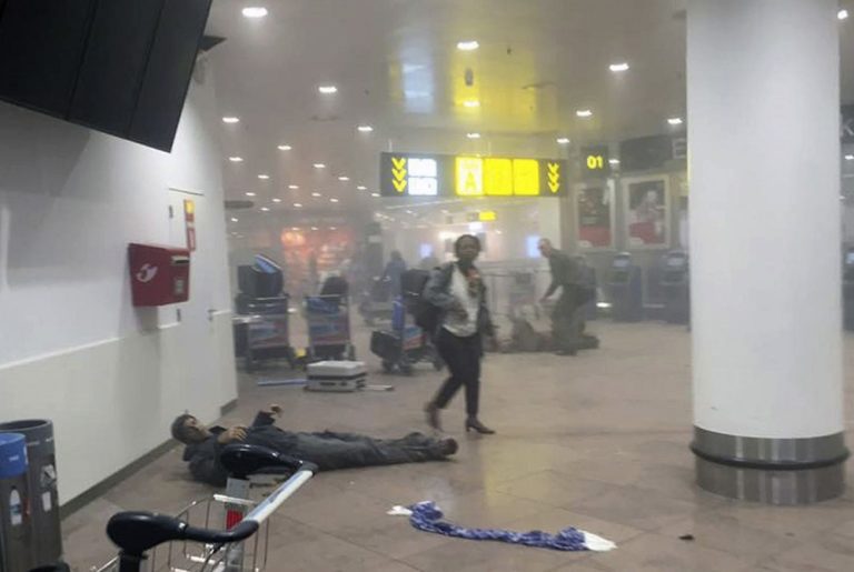Teror v Bruseli: Výbuchy otriasli letiskom a metrom