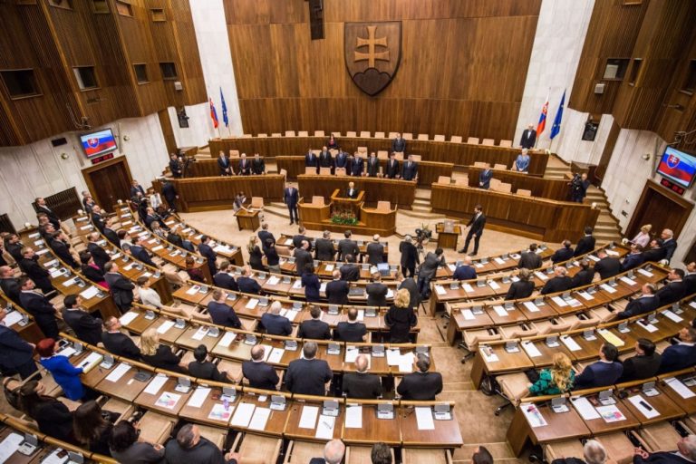 Ustanovujúca schôdza parlamentu: Poslanci zložili aj sľub