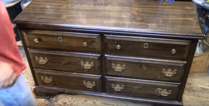 Video: Zo starej komody vykúzlil chlapík nový kus nábytku