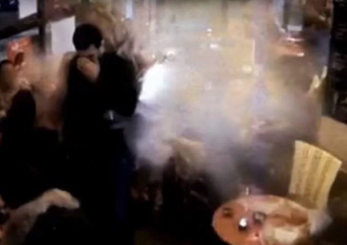 Hrozivé video zachytáva, ako sa v Paríži odpálil terorista