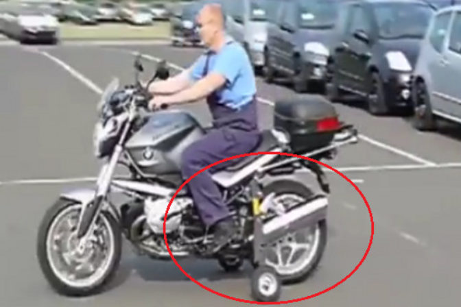 Motorka s pomocnymi kolieckami.png