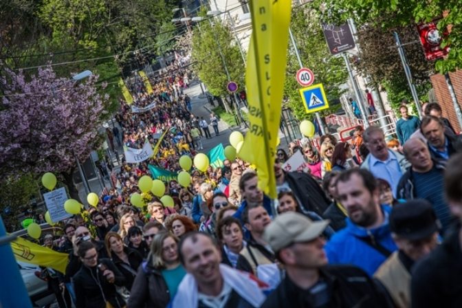 Na Námestí slobody v Bratislave protestovali učitelia