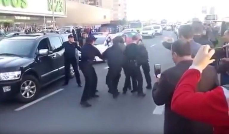 Olympijského zápasníka pacifikovalo sedem policajtov
