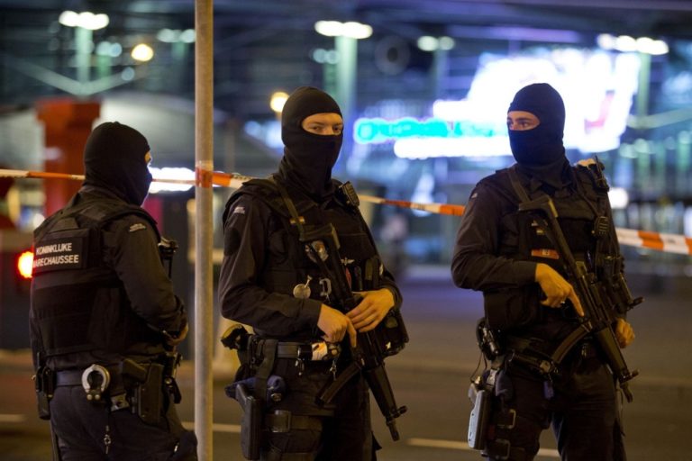 Polícia uzavrela letisko Schiphol, zadržala podozrivého muža