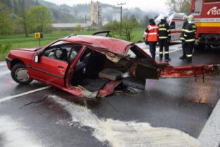 Pri zrážke kamióna s osobným autom zahynul 19 ročný mladík