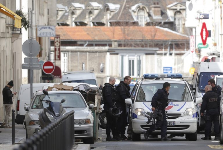 V parížskej štvrti, kde došlo k útokom, sa opäť strieľalo