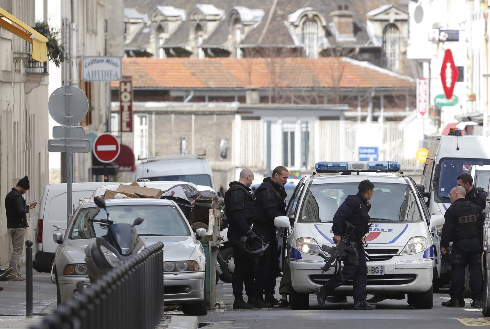 V parížskej štvrti, kde došlo k útokom, sa opäť strieľalo
