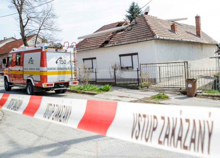 Vetroň spadol na strechu domu