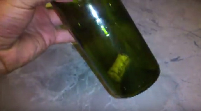 Video: Návod, ako z fľaše vytiahnuť korkovú zátku
