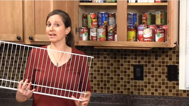 Video: Takto môžete mať v kuchynskej linke viac miesta