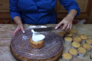 Žena z napečených cupcakeov vytvorila cukrárske veľdielo