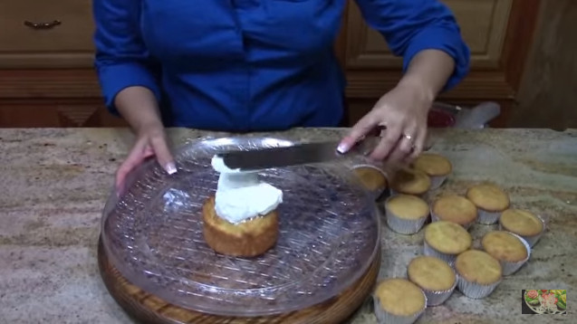 Žena z napečených cupcakeov vytvorila cukrárske veľdielo