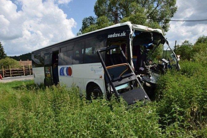 Autobus pri Krupine prešiel do protismeru a zrazil sa s nákladiakom