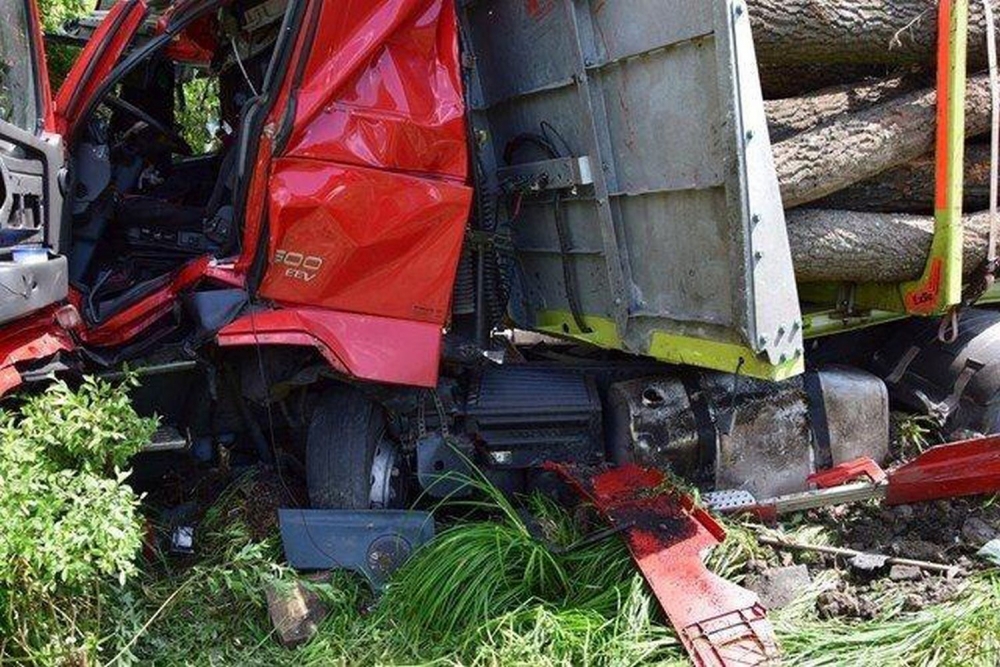 Autobus pri Krupine prešiel do protismeru a zrazil sa s nákladiakom