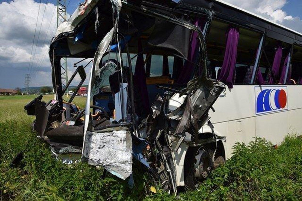 Autobus pri Krupine prešiel do protismeru a zrazil sa s nákladiakom
