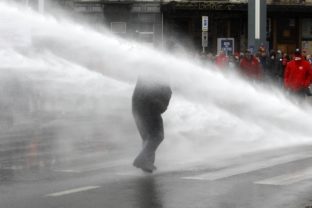 Belgická polícia zasiahla na demonštrácii vodnými delami