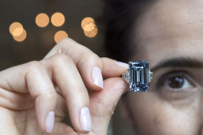 Diamant Oppenheimer Blue vydražili za rekordnú sumu