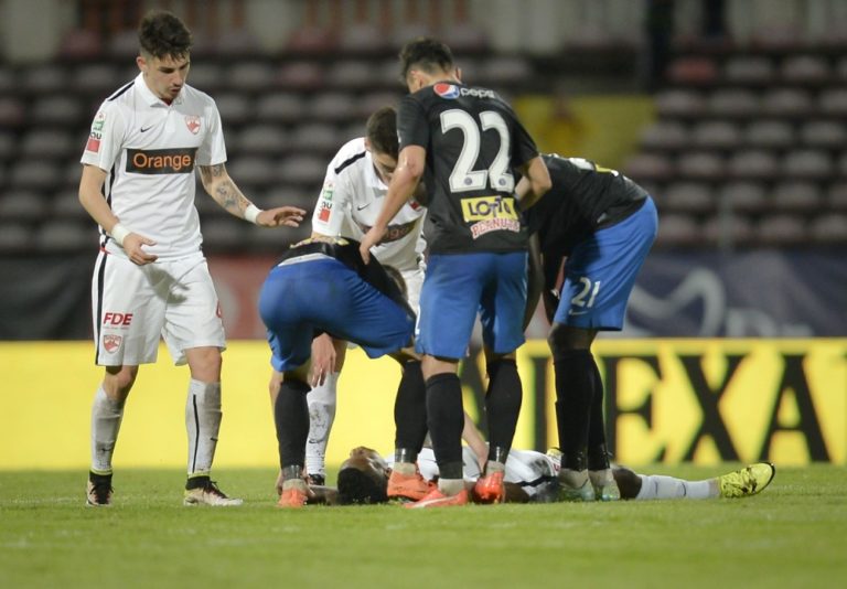 Hráč Dinama Bukurešť Patrick Ekeng mal len 26 rokov.