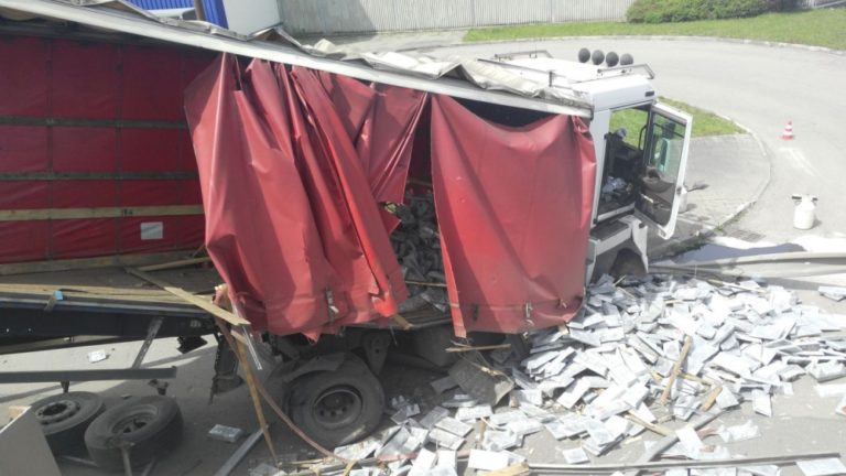 Kamión visel z mosta, nehoda sa stala v Žiline