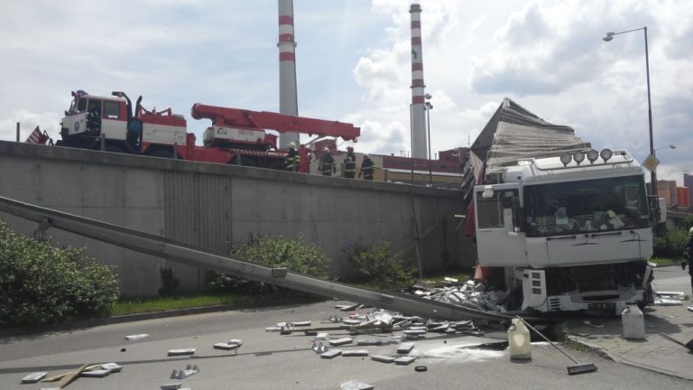 Kamión visel z mosta, nehoda sa stala v Žiline