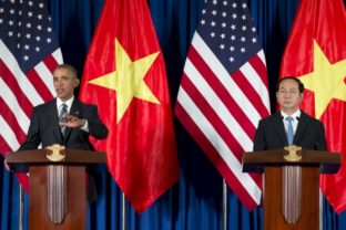 Obama v Hanoji oznámil zrušenie aembarga na predaj zbraní Vietnamu