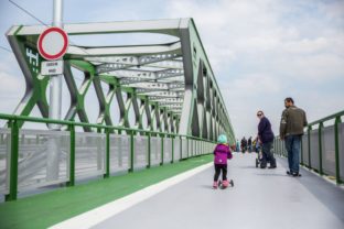 Po bratislavskom Starom moste prešli prví chodci a cyklisti