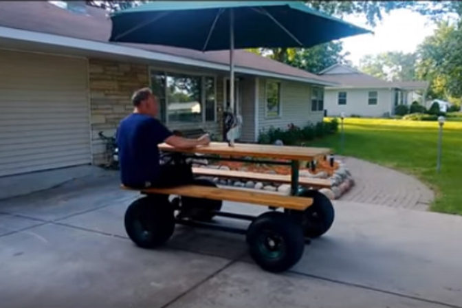 Pojazdny piknikovy stol.png