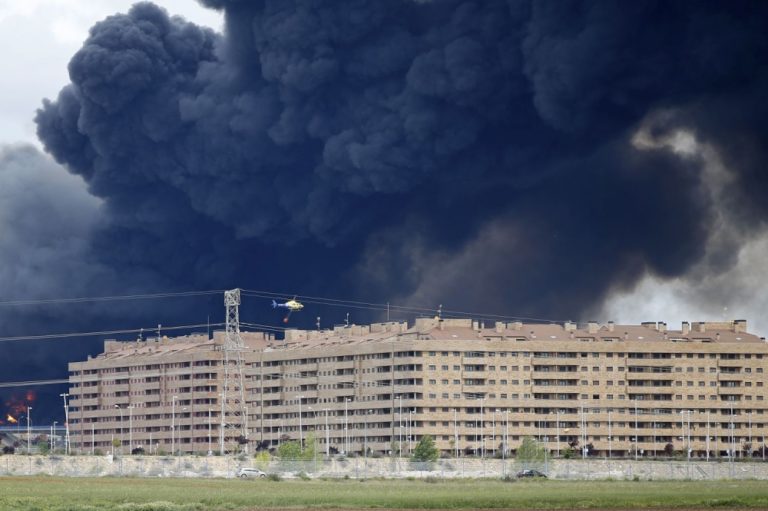 Pri Madride horia desaťtisíce pneumatík, zasahujú vrtuľníky