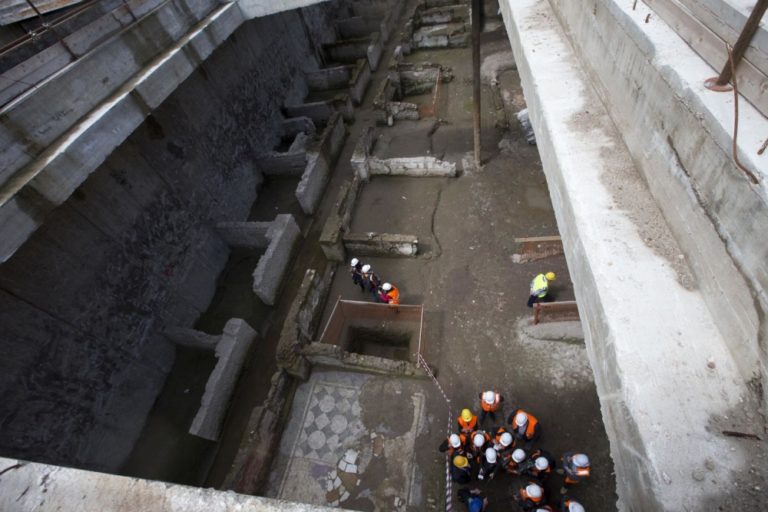 Pri rozširovaní metra v Ríme objavili kasárne a pohrebisko