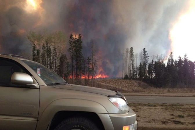 Provinciu Alberta ničí požiar, vyhlásili stav ohrozenia