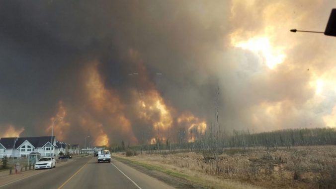 Provinciu Alberta ničí požiar, vyhlásili stav ohrozenia