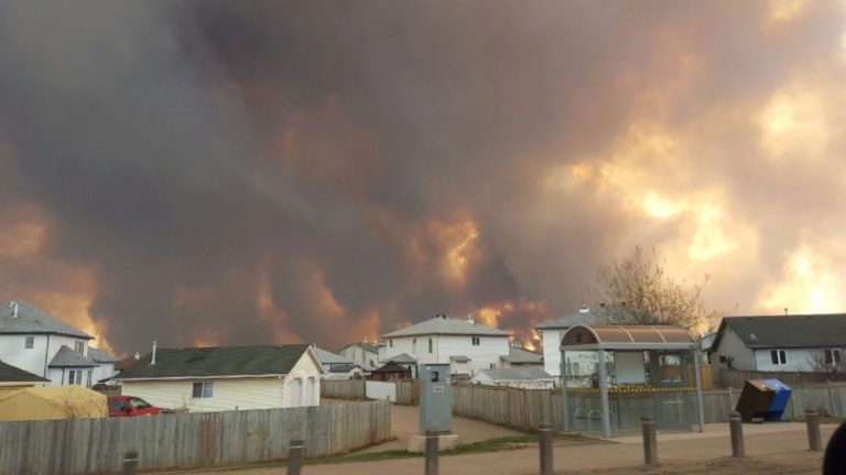 Provinciu Alberta ničí požiar, vyhlásili stav ohrozenia